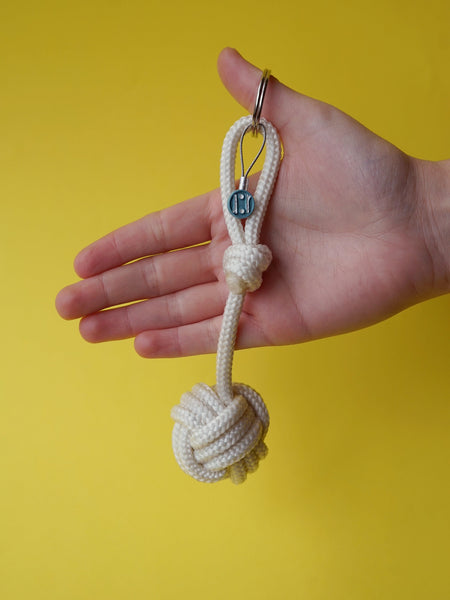 monkey's fist keychain - white (round)
